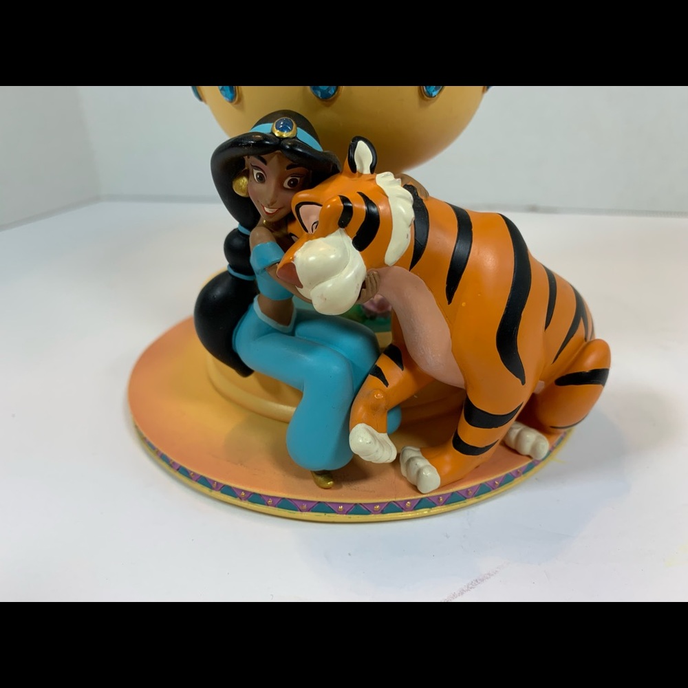 Disney store Jasmine & Rajah snow globe (Aladdin)